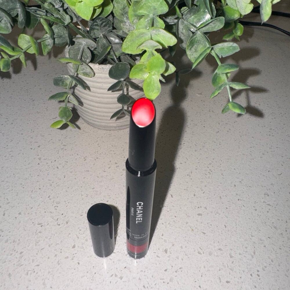 Chanel ROUGE COCO STYLO COMPLETE CARE LIPSHINE - 222 Fiction - Picture 2 of 5